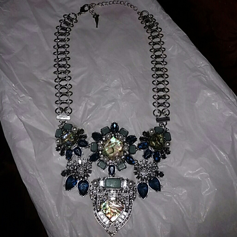Very pretty statement necklace in silvertone.